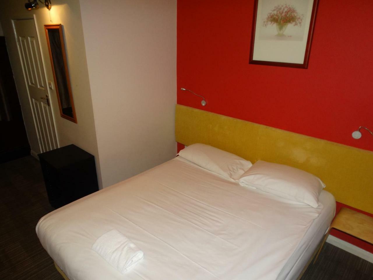 The Bull And Bush Hotel Kingston Kingston upon Thames  Esterno foto