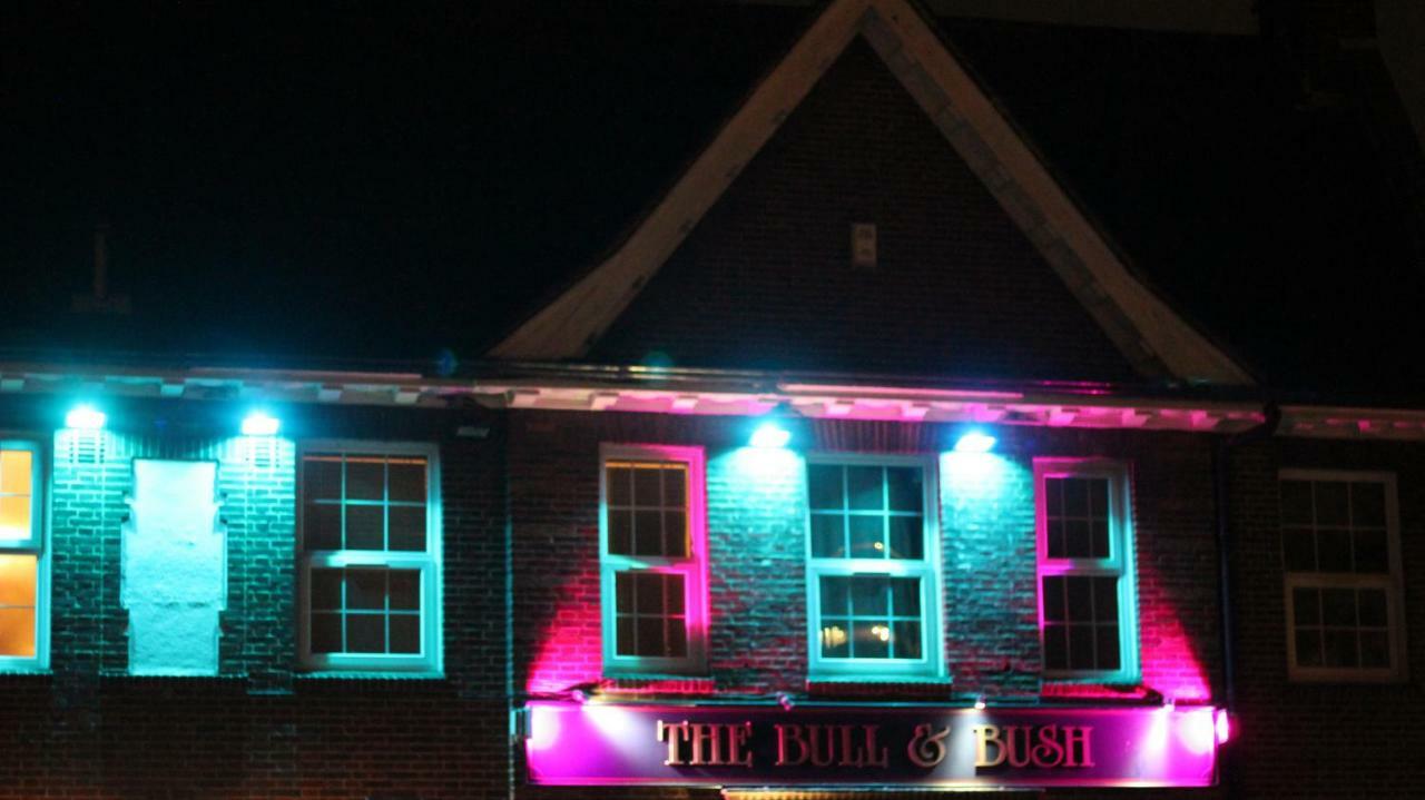 The Bull And Bush Hotel Kingston Kingston upon Thames  Esterno foto