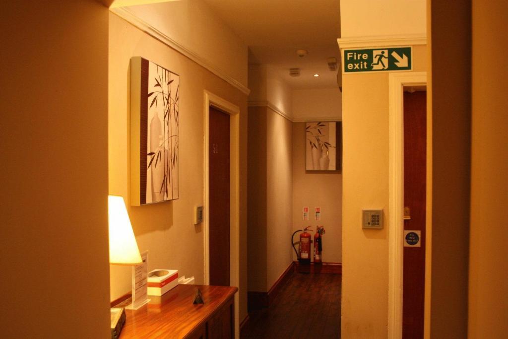 The Bull And Bush Hotel Kingston Kingston upon Thames  Esterno foto